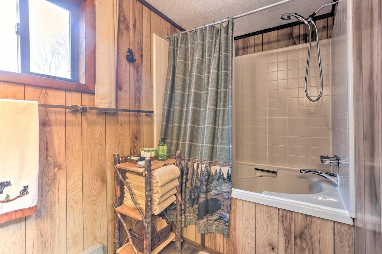 Bear Den Rustic Pocono Lake Home With Game Room! المظهر الخارجي الصورة