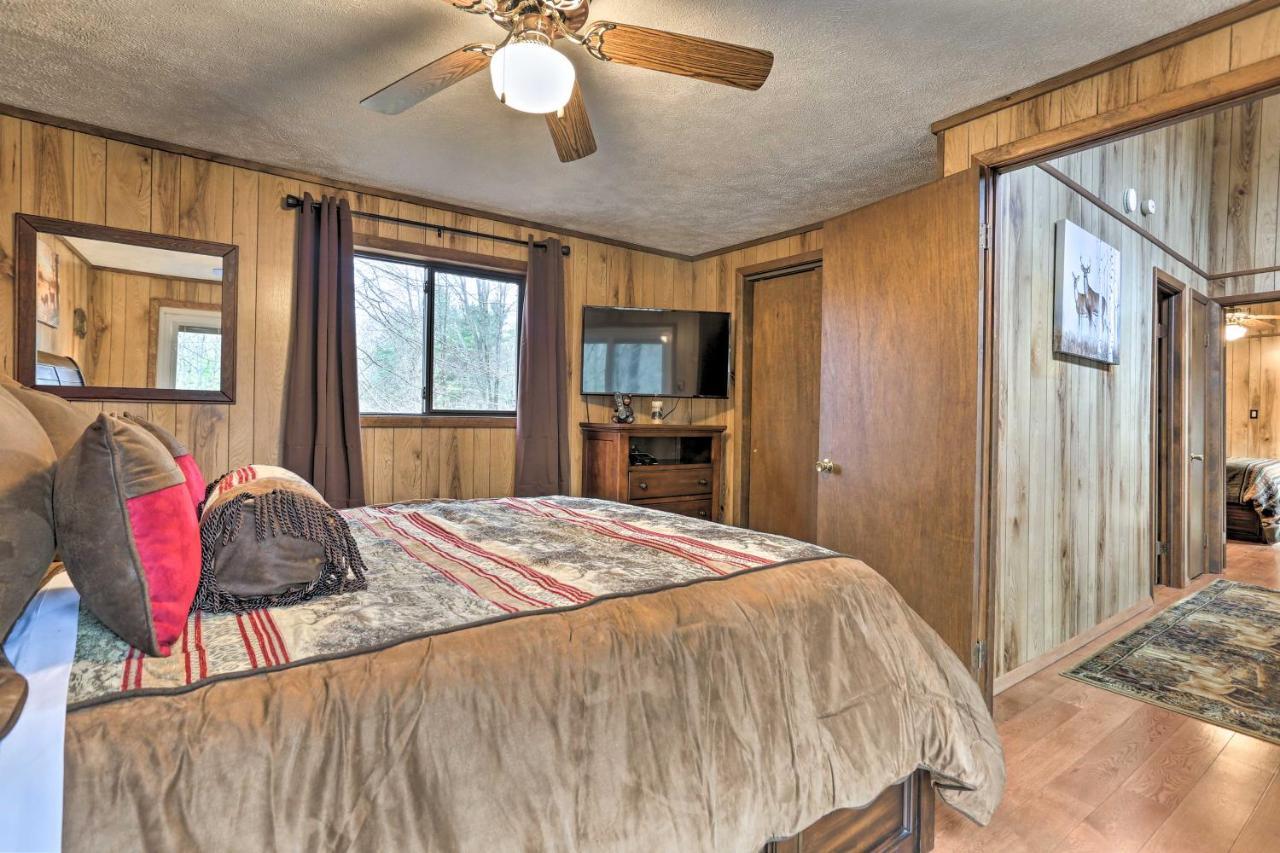 Bear Den Rustic Pocono Lake Home With Game Room! المظهر الخارجي الصورة