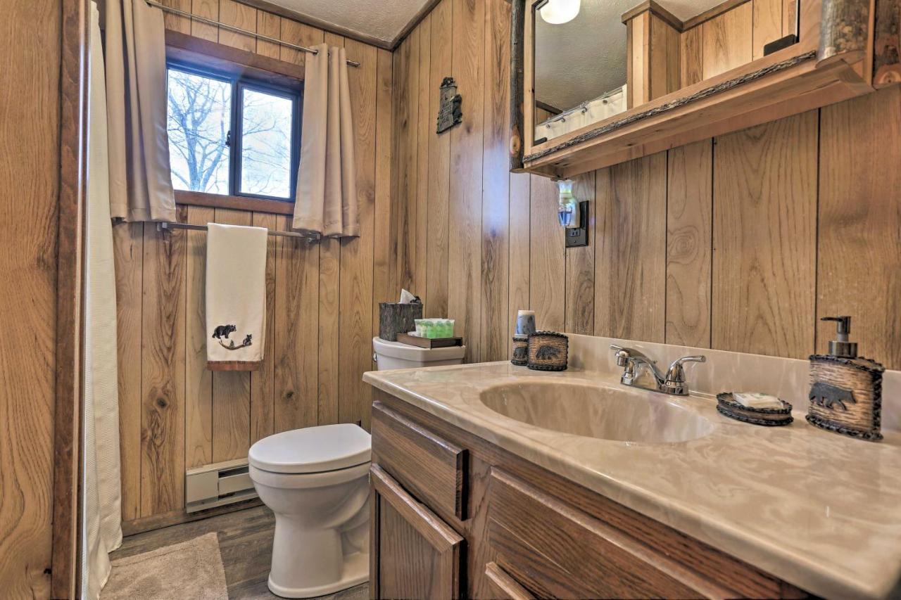 Bear Den Rustic Pocono Lake Home With Game Room! المظهر الخارجي الصورة